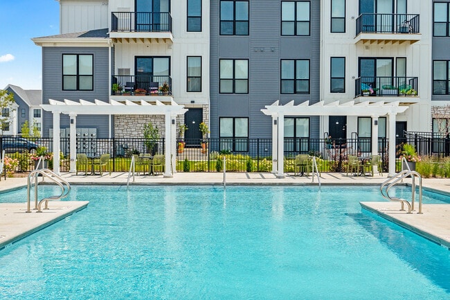 Seasons at Hoffman Estates Resort Style Pool - Seasons at Hoffman Estates