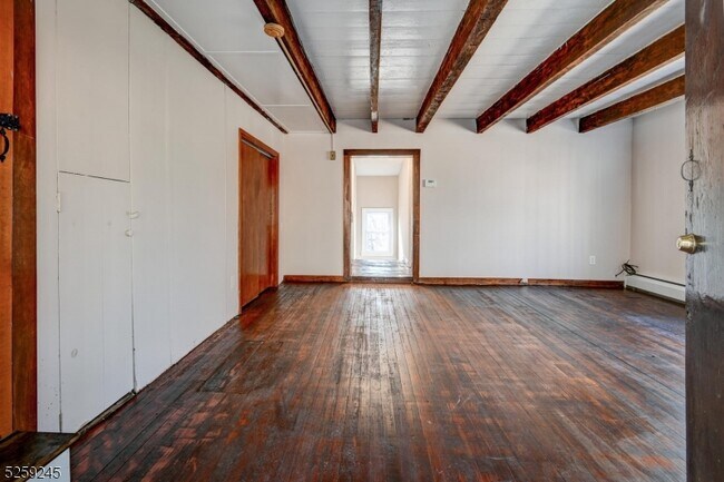 Building Photo - 495 Hollow Rd