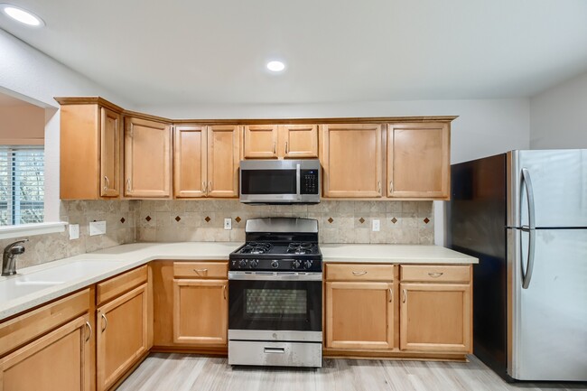 Building Photo - 5802 Kayview Dr