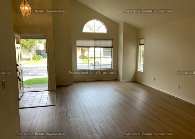 Building Photo - Charming Family Haven in the heart of Windsor