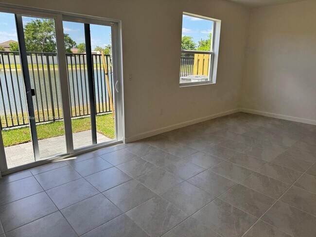 Foto del edificio - 18422 SW 2nd St