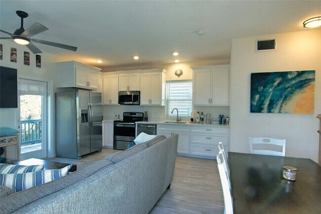 Building Photo - 14146 Miramar Dr