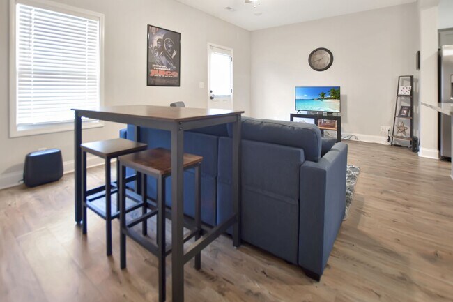 Building Photo - Pet Friendly Two Bedroom!
