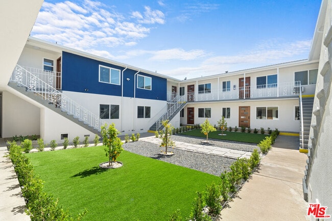Building Photo - 420 S Sepulveda Blvd