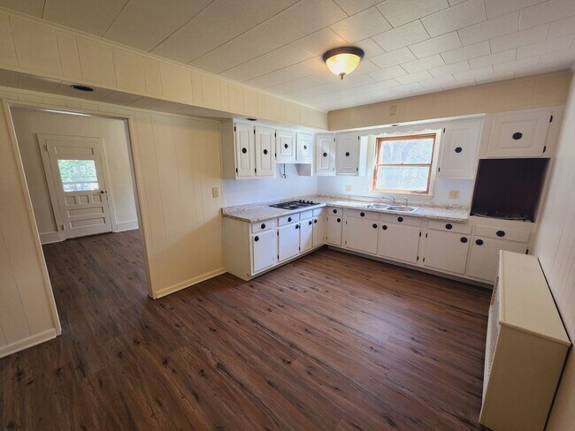 Building Photo - Amazing 4 bedroom home in Pocono Lake!
