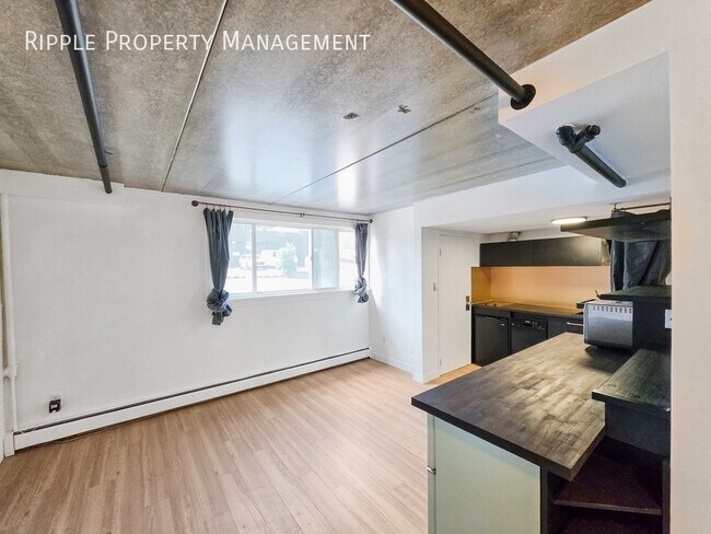 Building Photo - URBAN CHIC 1-BED CONDO | SUNNYSIDE LIVING