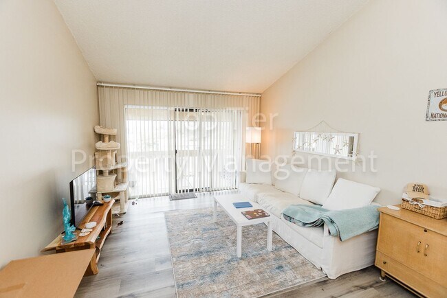 Foto del edificio - Spacious Top-Floor 1BR Condo with Ocean Vi...
