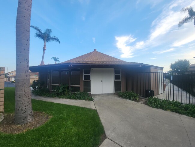 Building Photo - 3 Bedroom 1.5 Bath Attached Townhouse: