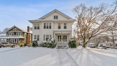 Building Photo - 996 Pleasant St