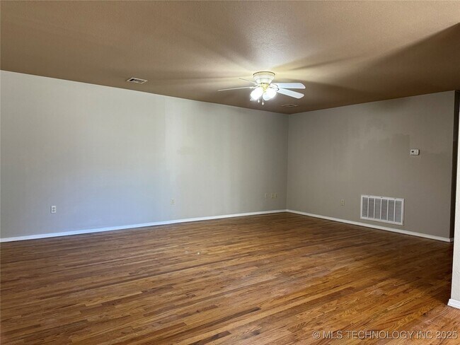 Foto del edificio - 14860 S Broadway St