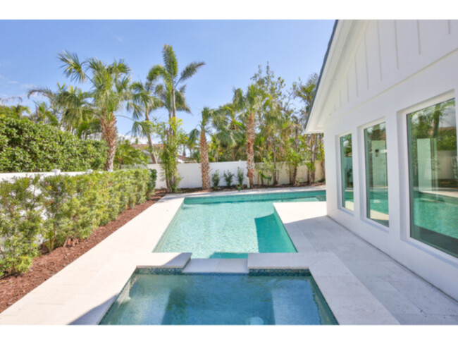 Foto del edificio - Beautifully renovated home in Bird Key, Sa...