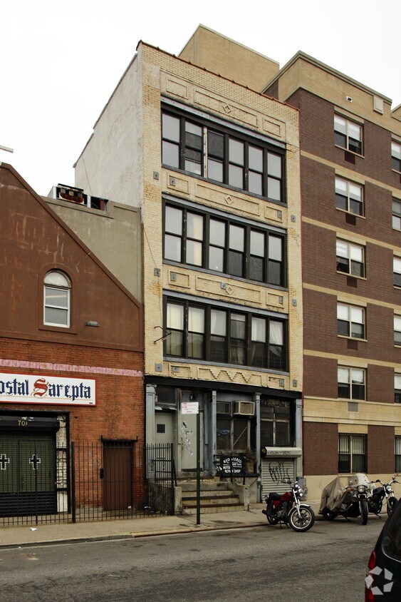 Building Photo - 703 E Sixth St