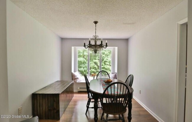 Foto del edificio - 297 Middle Grove Rd
