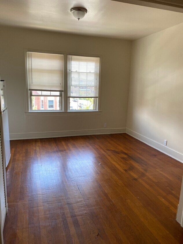 Foto del edificio - 2440 N Charles St