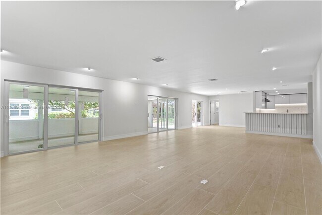 Foto del edificio - 809 Cypress Blvd