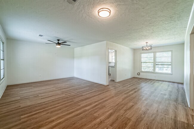 Building Photo - 1 E Southlawn Ave