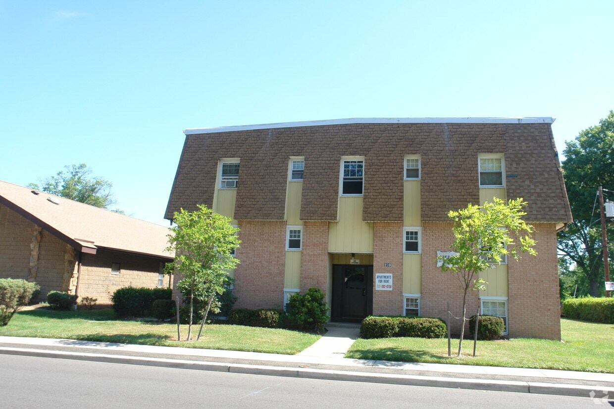 Foto principal - 230 E Grand Ave
