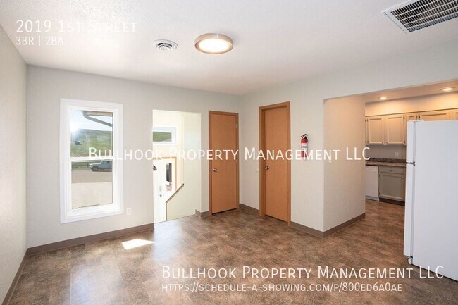 Foto del edificio - 3bd, 1-1/2 bath townhouse, Newer flooring ...