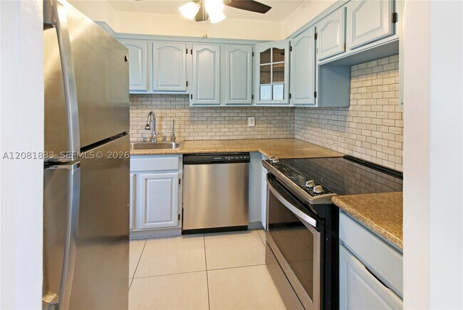 Foto del edificio - 220 Kings Point Dr