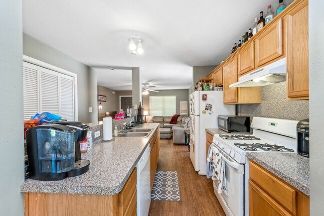 Foto del edificio - SUBLEASE AVAILABLE IMMEDIATELY THROUGH JULY 2026!  Charming 3 Bed, 2 Bath in Central Location!