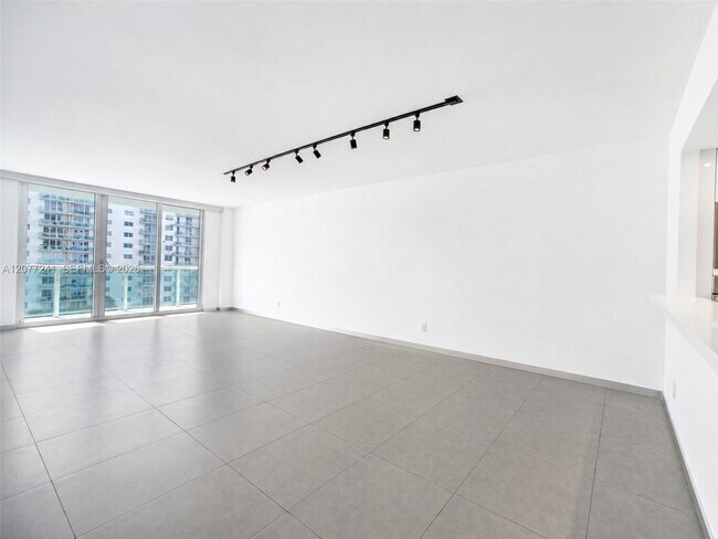 Foto del edificio - 19380 Collins Ave