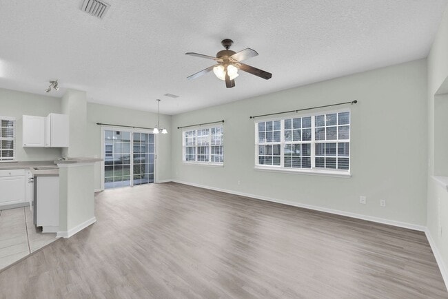Building Photo - Bright and Spacious Townhome in Gate Community
