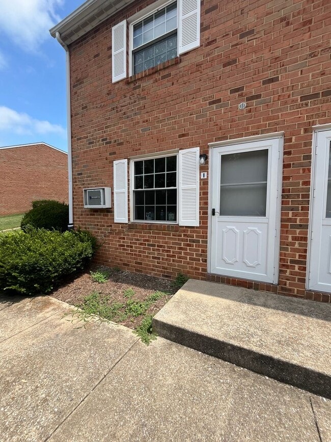 Building Photo - 191 Rockingham Dr