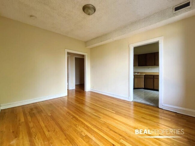 Building Photo - 2 bedroom in CHICAGO IL 60657
