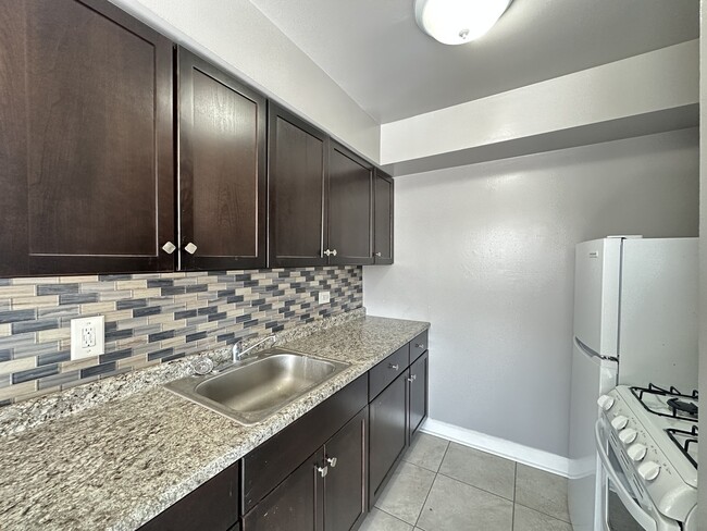 Building Photo - 9610 Ivanhoe Ave