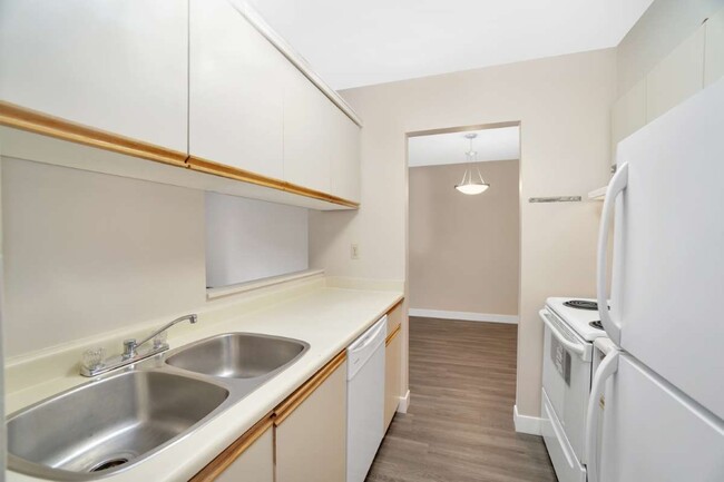 Building Photo - $500 Security DepositCarlton Park Gardens ...