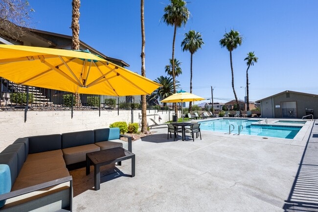 Salón junto a la piscina en los apartamentos Sunset Winds en Henderson, NV 89014 - Sunset Winds Apartments