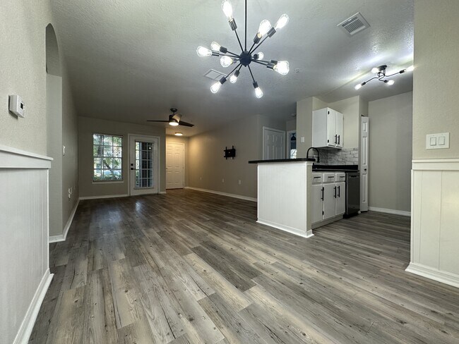 Foto del edificio - 8932 Manor Loop