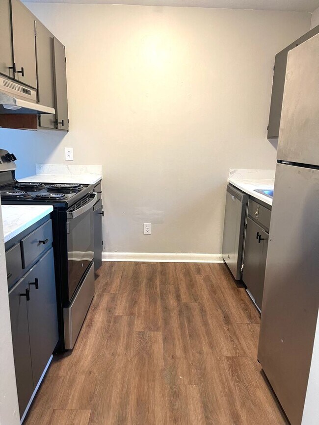 Building Photo - SPACIOUS 2/1 w/ Open Floor Plan, Fenced Ya...