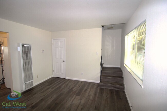 Foto del edificio - $2895 - 2 Bed 1.5 Remodeled 2 Story Towhn Home Near Keily and Saratoga