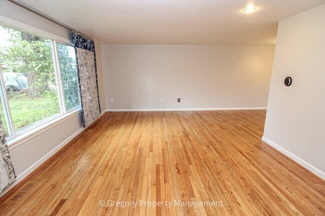 Building Photo - Charming, Well Maintained 4 Bedroom, 2.5 Bathroom Bothell Area Home in Northshore S.D. Spacious F...