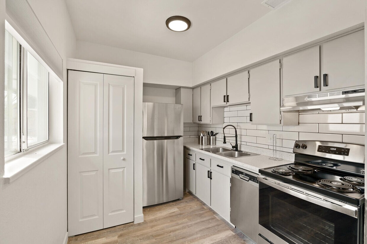 Foto principal - 2450 N Ogden St