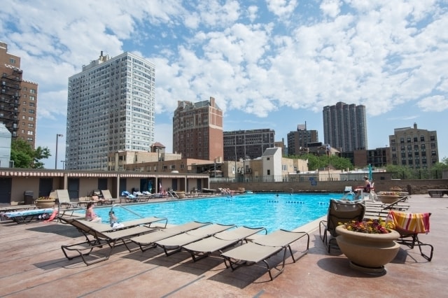 Foto del edificio - 655 W Irving Park Rd