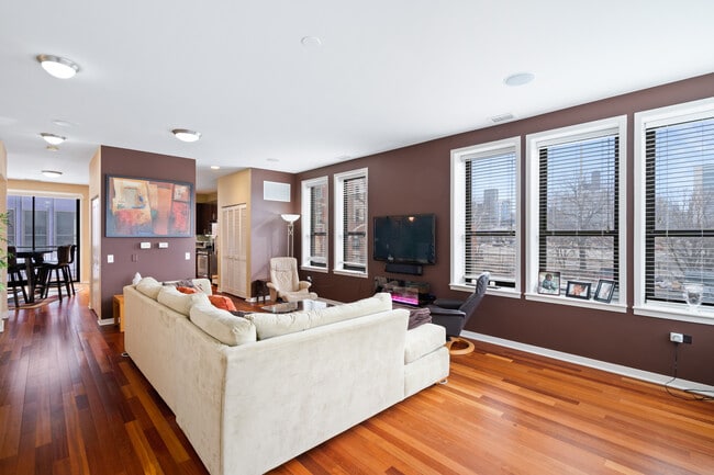 Spacious living room with lots of light - 1141 N Cambridge Ave