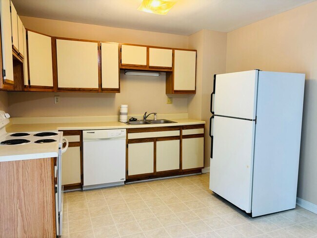 Building Photo - 2 Bedroom 1.5 bath Duplex