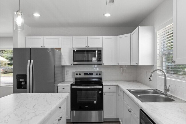 Building Photo - Available Now: New Three Bedroom Townhouse in Woodruff SC!