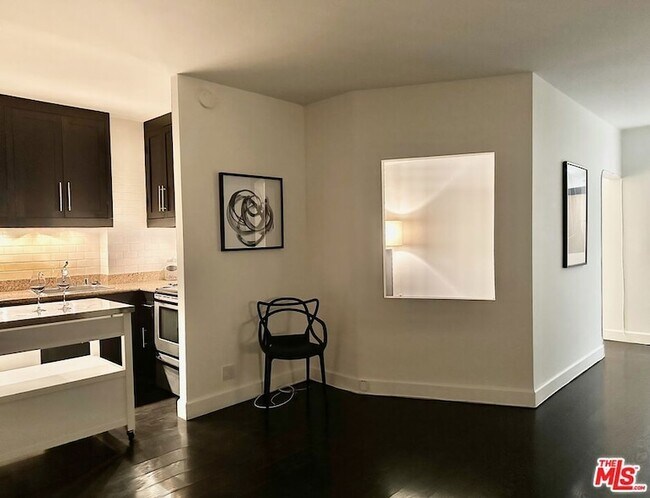 Foto del edificio - 999 N Doheny Dr