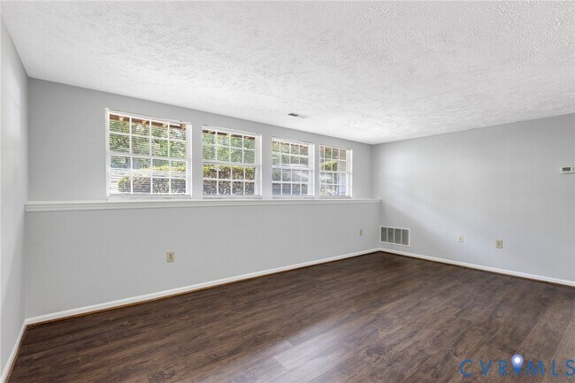 Foto del edificio - 7604 Roscommon Ct