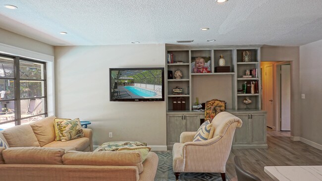 Building Photo - 930 SE Weir Street  Stuart FL 34994