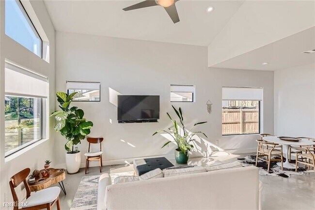 Foto del edificio - 1 br, 1 bath Condo - 1705 Cedar Ave