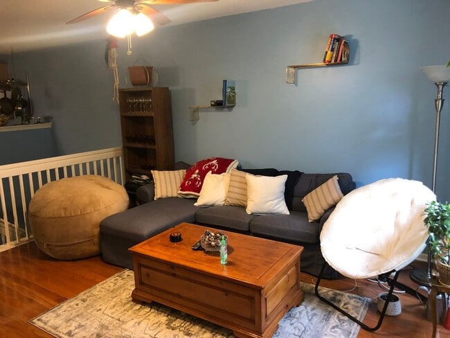 Building Photo - 1 Month Free rent! Awesome 3 Bedroom Medic...
