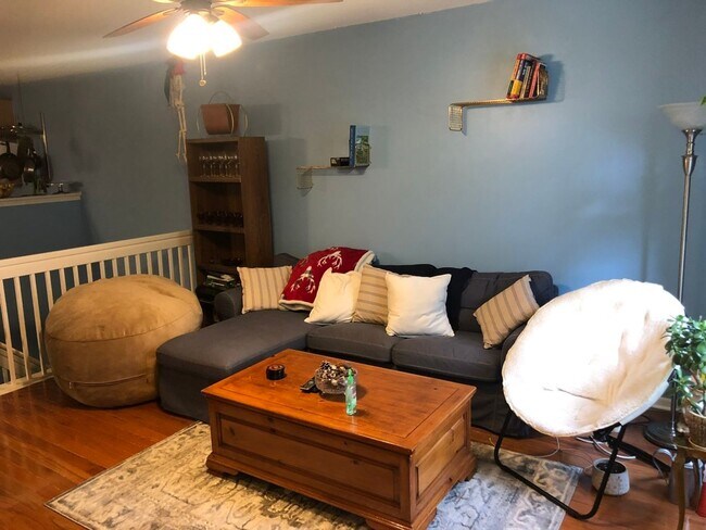 Building Photo - 3 Bedroom Condo