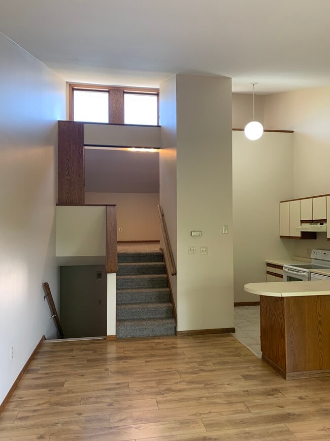 Building Photo - 317 River St