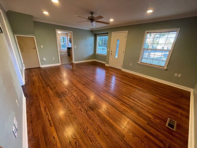 Building Photo - Amazing Remodeled 3Bed 1.5Bath Home in For...