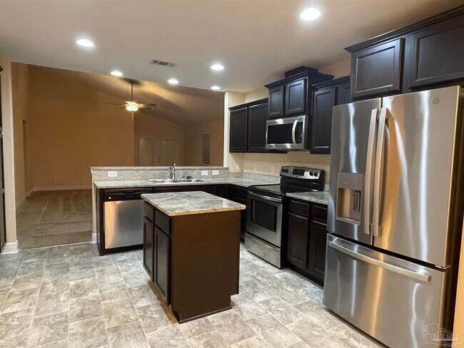 Building Photo - 670 Edith Ln
