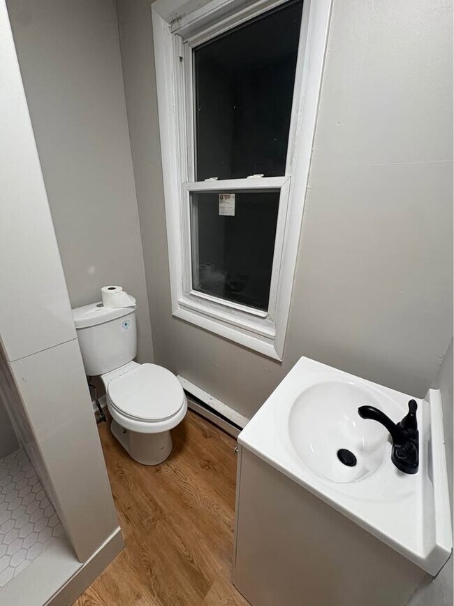 baño - 609 W Race St